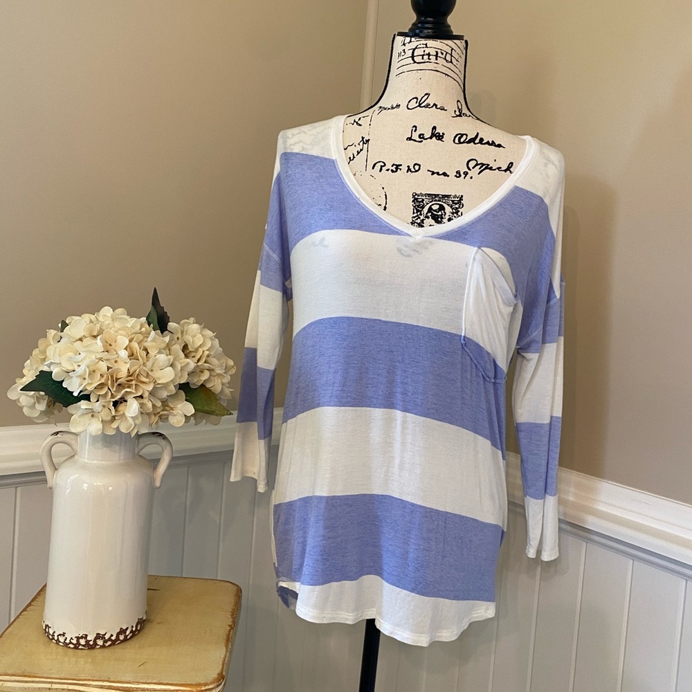 White and blue 3/4 sleeve stripe shirt